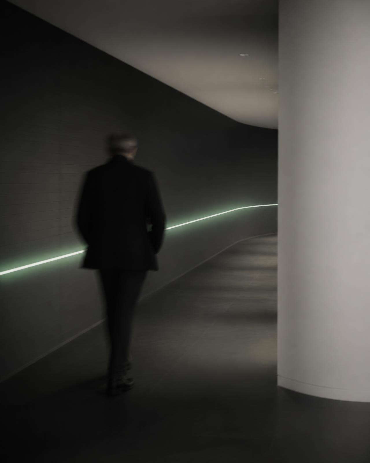 Ruhiger Begleitmoment in einem Flur mit grüner Lichtlinie